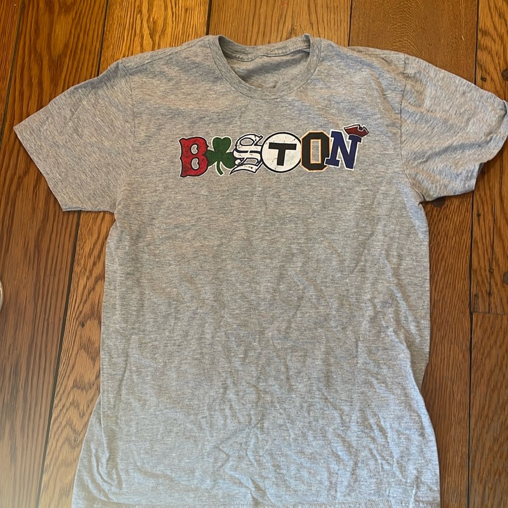 Attn Boston Sports Fans! Fun t-shirt.
Men’s size small.